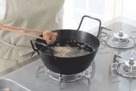 揚げ物料理をしている写真